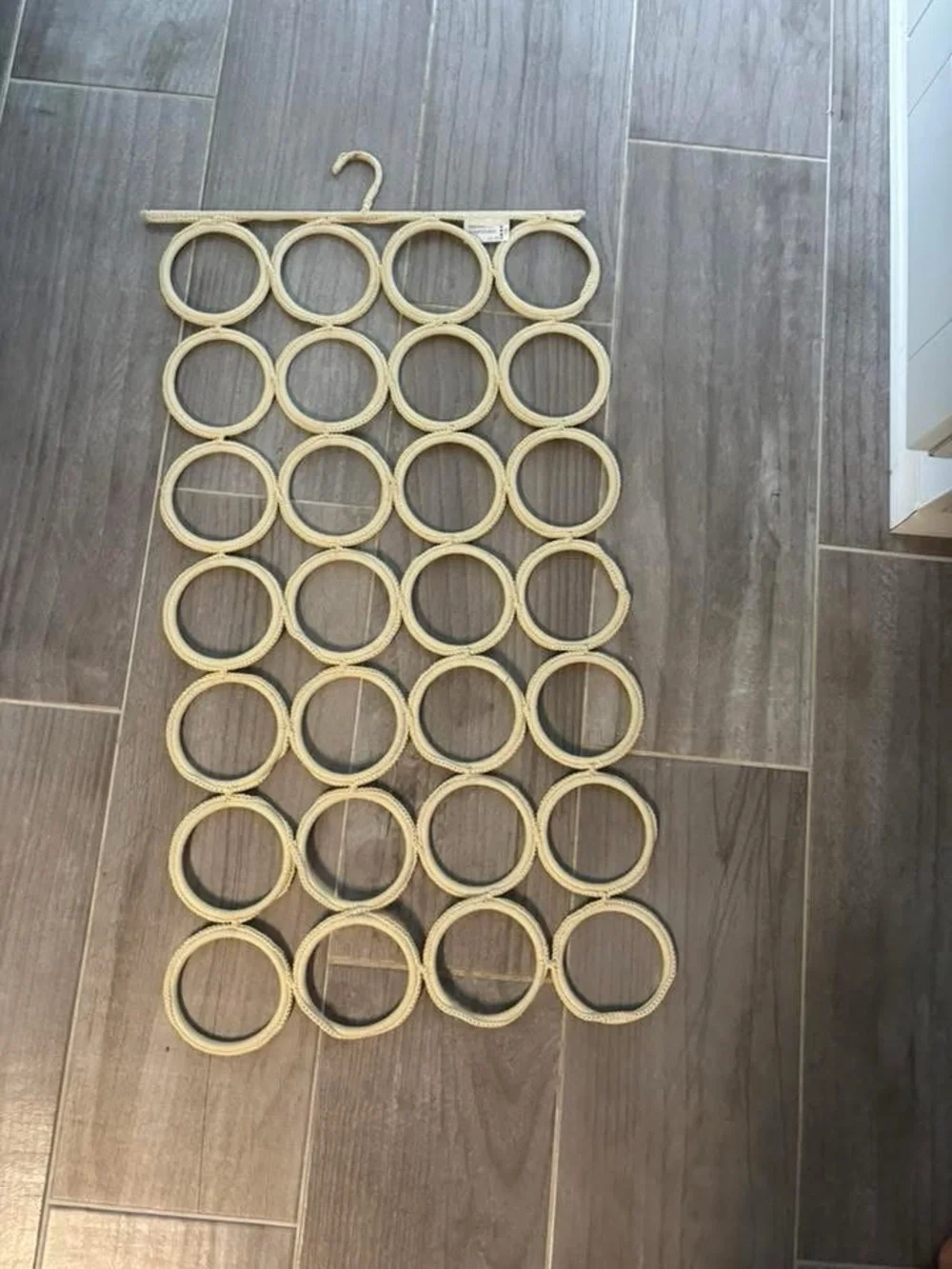 Belt or scarf organizer
